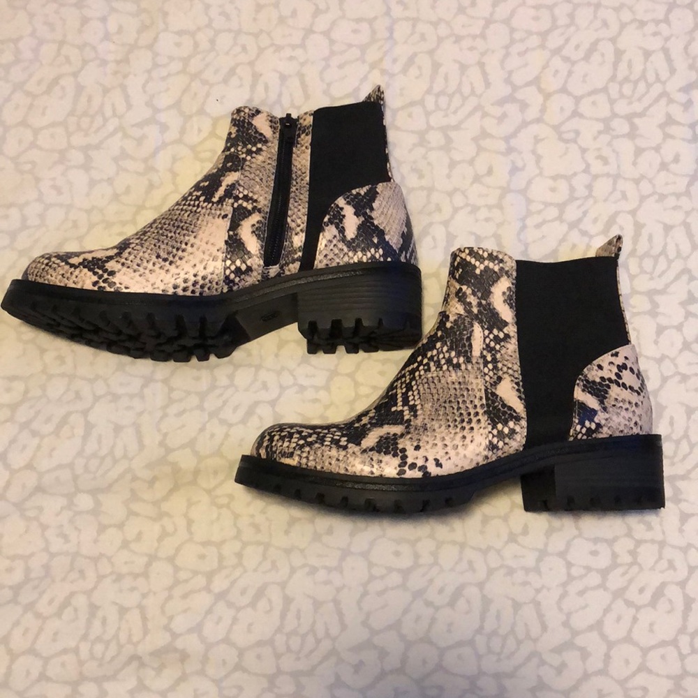 Snakeskin ankle boots with zipper. Size 8